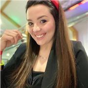 Ragazza di 25 anni, impartisce lezioni online di italiano